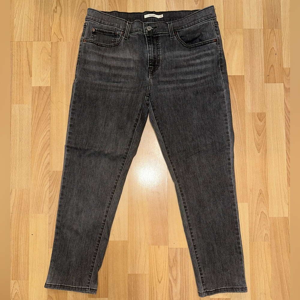 Woman’s Levi’s boyfriend jeans